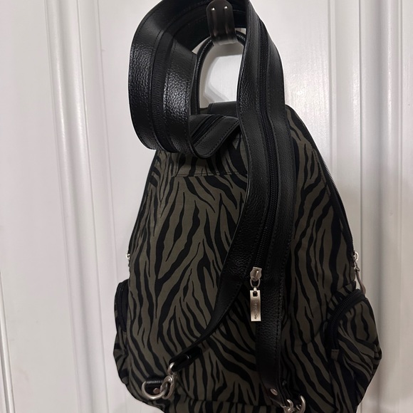 Baggallini small animal print NWOT tags backpack. - Picture 7 of 11